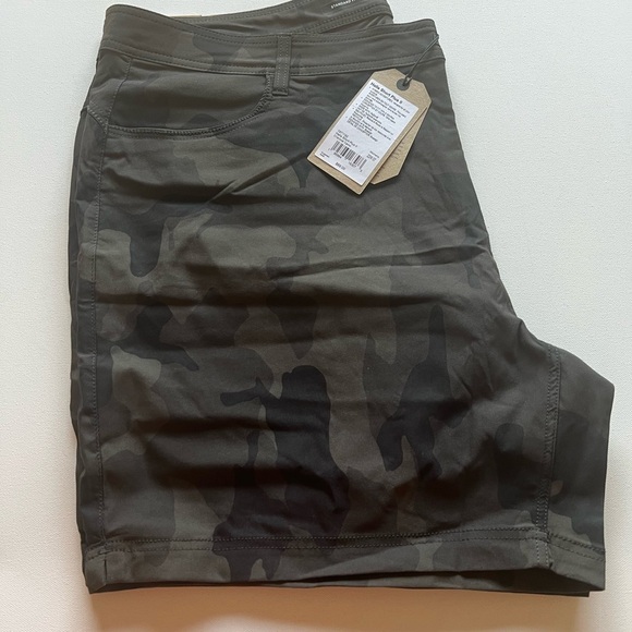 NWT Prana Women's Halle Short Plus II Size
22/7" Inseam Camo (D4) - Picture 2 of 9